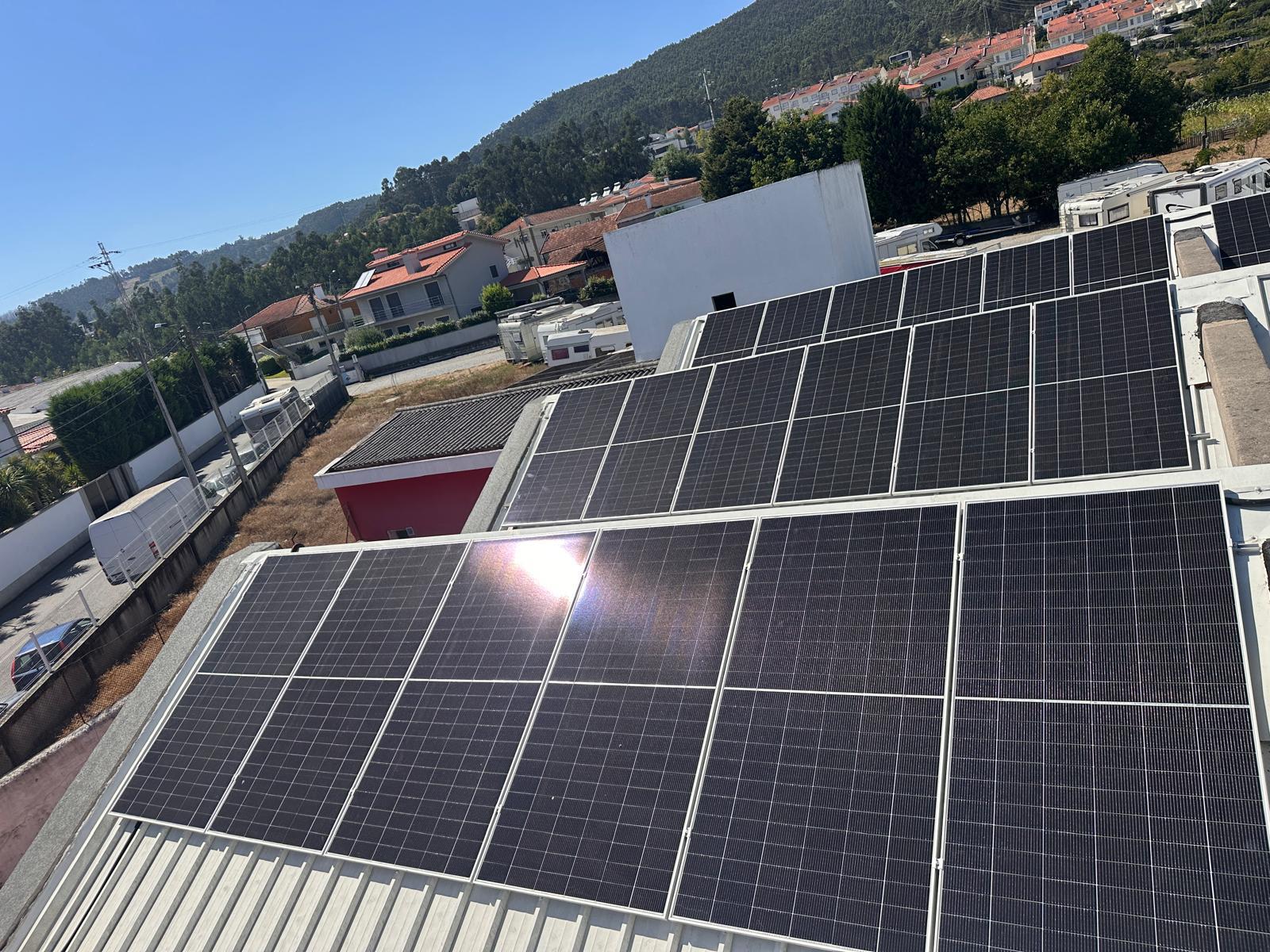 Instalação solar da MySolarWealth no telhado de uma empresa