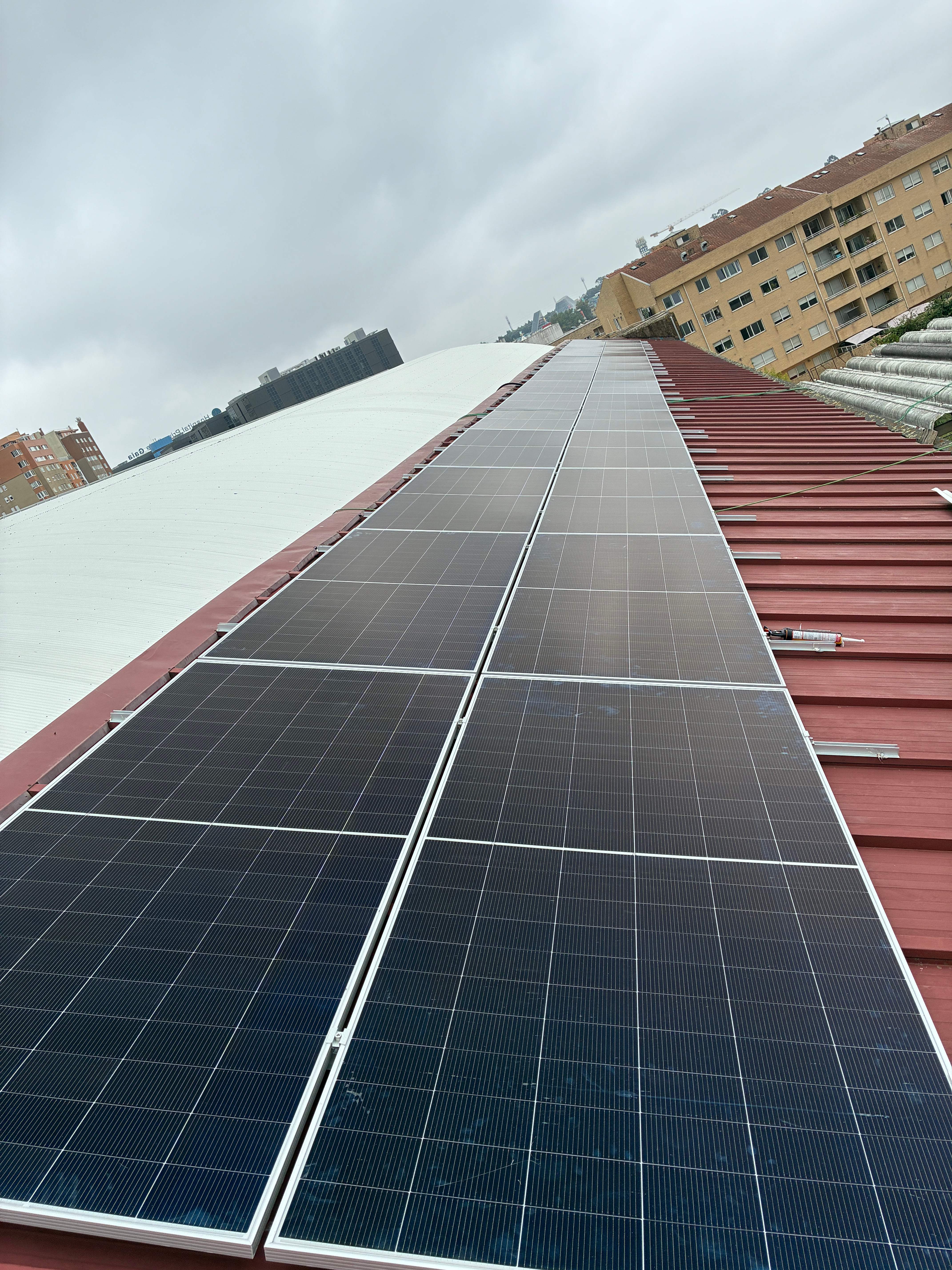 Central solar instalada em telhado industrial
